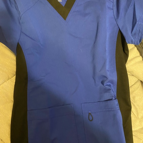 lot of scrub tops - Picture 3 of 8